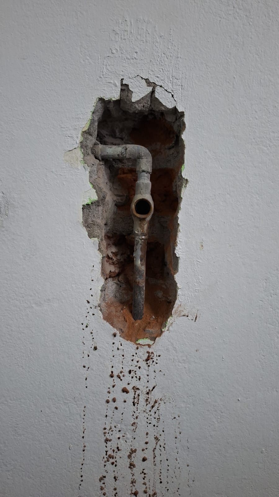 Cañería dañada con humedad detectada en muro