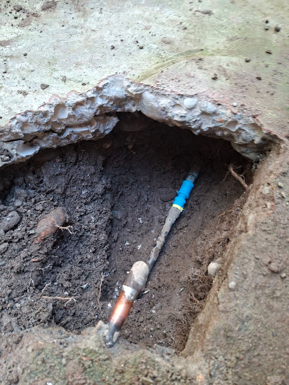 Detección y reparación de fuga subterránea en cañería